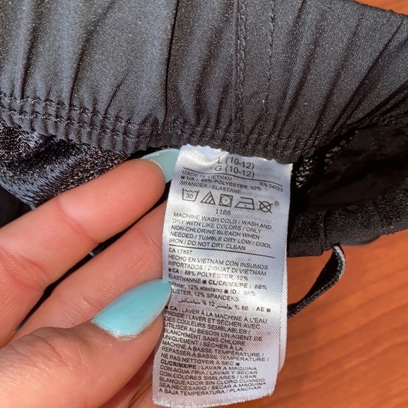 🍾CLOSET CLEAN OUT ACCEPTING ALL REASONABLE OFFERS🍾 - Picture 4 of 7